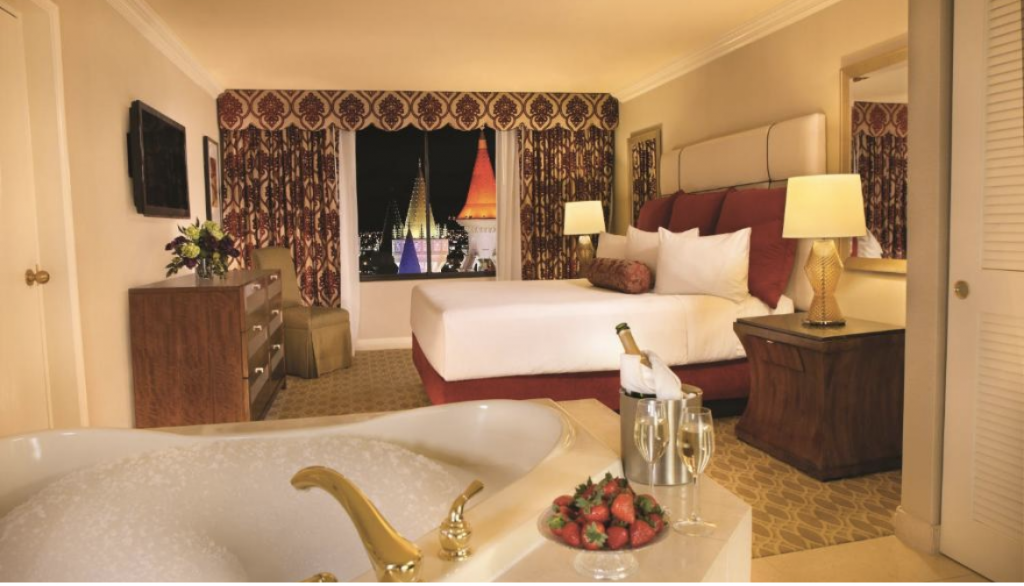 Go-Room-Vs-Flamingo-Room-Room-Service